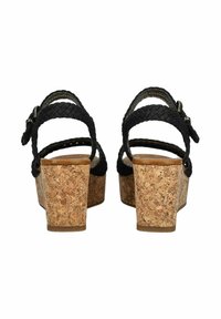 Czarne sandały na plecionym pasku z korkową platformą, z fakturowaną powierzchnią i regulowanym zapięciem na pasku.