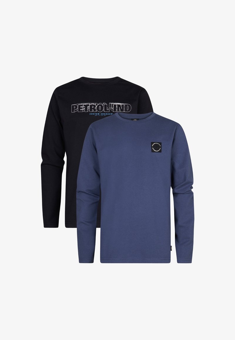 Zwei Langarm-Shirts mit Rundhalsausschnitt, eines schwarz mit großem "PETROLIND"-Text und eines blau mit kleinem runden Logo auf der Brust.