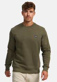 Olivegrüner Sweatshirt aus weichem Stoff, mit Rundhalsausschnitt, gerippten Bündchen und kleinem Logo auf der oberen linken Brust.