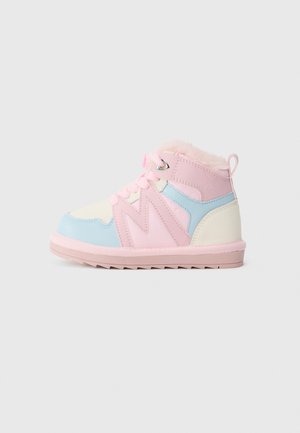 Zapatillas altas en rosa, azul y crema. Presentan un collar almohadillado, cordones y suela texturizada. Forro suave y acentos cosidos.