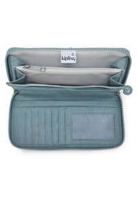 Cartera azul clara con cremallera hecha de tela, que cuenta con múltiples ranuras para tarjetas, una ventana transparente para identificación y un bolsillo con cremallera para monedas en el interior.