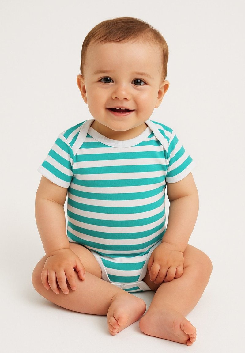 Tamsiai mėlynos ir baltos dryžuotos kūdikių bodysuit su trumpomis rankovėmis, apvaliu iškirpimu ir spaudžių uždarymu apačioje, dėvimas besišypsančio kūdikio.