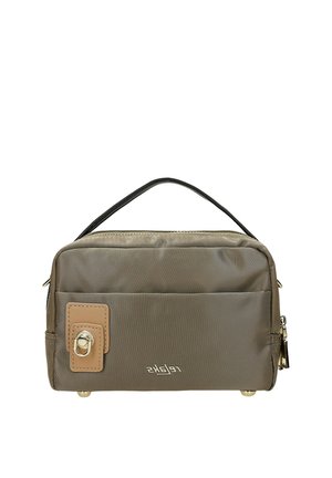 Sac poignet rectangulaire vert olive avec poignée supérieure, poche zippée frontale, accent en cuir beige avec fermoir en métal et logo de la marque doré.
