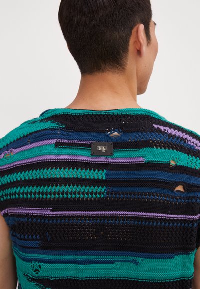 Pull à manches courtes tricoté en noir, teal, violet et bleu avec des motifs de rayures variés, une maille ajourée et une petite étiquette logo au dos.