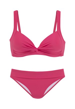 Rosa Bikini-Set mit einem verdrehten Frontdetail am Oberteil und einem tief sitzenden Unterteil. Glattes Material, minimalistisches Design, keine sichtbaren Muster.