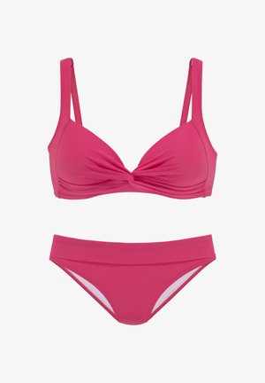 Rosa Bikini-Set mit einem verdrehten Frontdetail am Oberteil und einem tief sitzenden Unterteil. Glattes Material, minimalistisches Design, keine sichtbaren Muster.