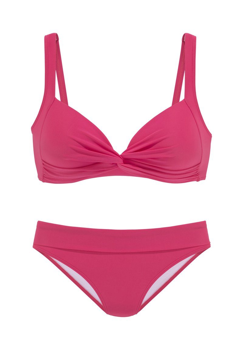 Roze bikini set met een gedraaide voorkant op het top en een laag uitgesneden bikinibroekje. Gladde stof, minimalistisch ontwerp, geen zichtbare patronen.