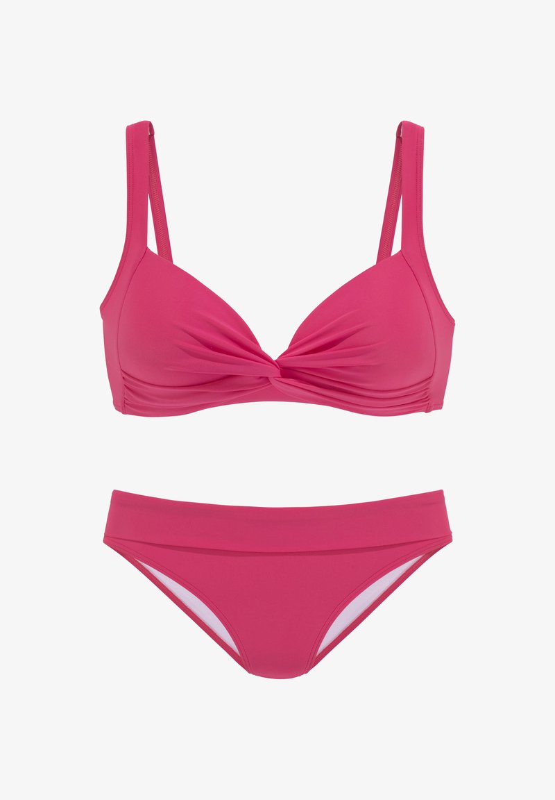 Roze bikini set met een gedraaide voorkant op het top en een laag uitgesneden bikinibroekje. Gladde stof, minimalistisch ontwerp, geen zichtbare patronen.