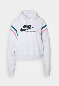 Sudadera cortada gris de tela suave con un gran logo negro de Nike y rayas coloridas en rosa, verde y azul en las mangas.