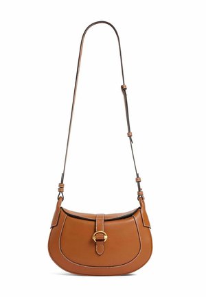 Borsa a spalla in pelle tan con forma curvata, cuciture bianche a contrasto e una fibbia in tono dorato. Inclusa strap regolabile.