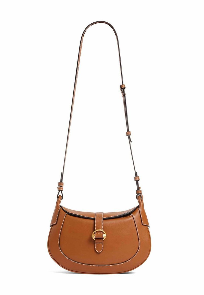 Borsa a spalla in pelle tan con forma curvata, cuciture bianche a contrasto e una fibbia in tono dorato. Inclusa strap regolabile.