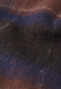 Wollen stof met een gradiëntpatroon in tinten bruin, blauw en een hint van grijs.Zachte textuur met een licht fuzzy oppervlak.