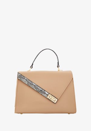 Beige színű bőrtáska struktúrált dizájnnal. Fekete kézi fogantyúval és kígyóbőr mintás pánttal rendelkezik. Arany színű fém kiegészítők díszítik.