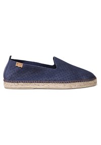 Granatowe espadryle typu slip-on z perforowanej tkaniny, z cholewką z juty i beżowymi detalami szwów. Prosty, lekki design.