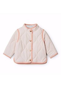 Vuoritettu takki vaaleassa beigeissä, jossa on korallinväriset yksityiskohdat. Siinä on korkea kaulus, kolme metallista nepparia, pitkät hihat ja pehmeä rakenne.