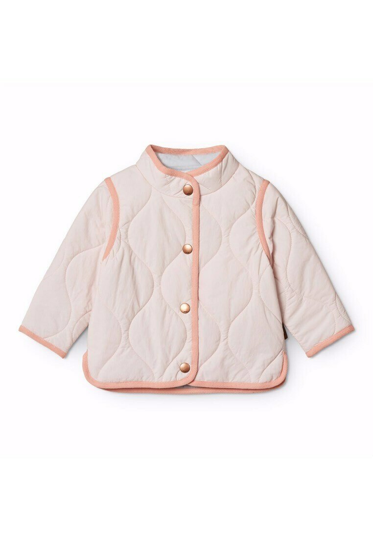 Vuoritettu takki vaaleassa beigeissä, jossa on korallinväriset yksityiskohdat. Siinä on korkea kaulus, kolme metallista nepparia, pitkät hihat ja pehmeä rakenne.