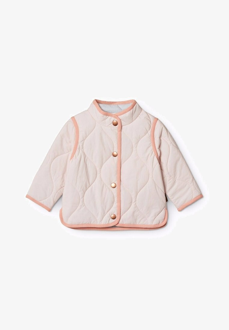 Vadderad jacka i ljus beige med korallfärgade detaljer, har en hög krage och tre metallknappar, långa ärmar och en mjuk textur.