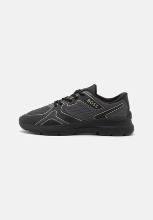 Czarny niski sportowy sneaker z panelami z siateczki, zapięciem na sznurowadła, amortyzowaną podeszwą i logo "BOSS" z boku.