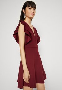 WAL G. PLUNGE NECKLICE WITH FLUTTER SLEEVES DRESS - Φόρεμα ημέρας - berry wine