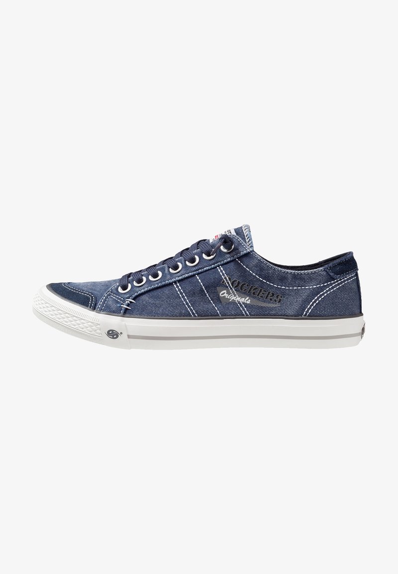 Baskets en denim avec fermeture à lacets, dotées d'une tige bleu foncé, d'une semelle en caoutchouc blanche et de coutures sur les côtés.