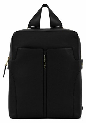 Mochila de cuero negro con un diseño rectangular estructurado, que presenta herrajes dorados, un asa superior y bolsillos laterales. Textura suave en todo el exterior.