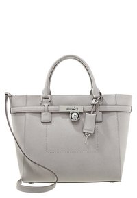 Sac à main en cuir gris avec des poignées doubles, une bandoulière réglable, un fond plat et une serrure en métal argenté. Présente un design rectangulaire.