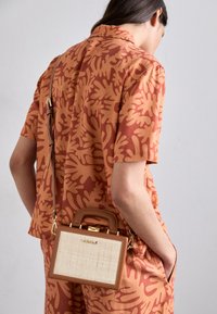 PALOMO X ZALANDO EXCLUSIVE VERBENA MINI CASTELLANA UNISEX - Umhängetasche - brown