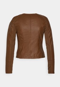 Brun läderjacka med en figurnära design, vertikala sömmar och långa ärmar. Slät textur med minimalistisk stil och utan synlig hårdvara.