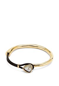 Bracelet jonc doré avec un design courbe lisse, mettant en avant une pierre transparente triangulaire et un détail en cuir noir entrelacé.