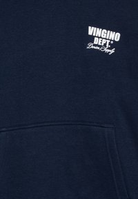 Felpa blu navy con tasca frontale e testo del logo bianco "VINGINO DEPT Denim Supply" sull'area sinistra del petto. Texture del tessuto morbida.