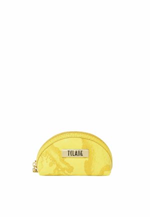 Piccola pochette gialla semi-circolare con cerniera, finitura lucida e targhetta in metallo con la scritta "1ª CLASSE" sul fronte.