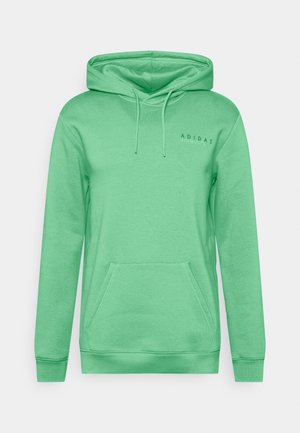 Vihreä Adidas-huppari, jossa etutasku, kiristysnauhalla varustettu huppu ja pieni logo vasemmassa ylärintakehässä.