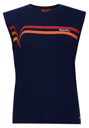 Mørkeblå ærmeløs top med røde og orange buede striber på brystet og lille hvid "SuperDry" tekst på den højre stribe.
