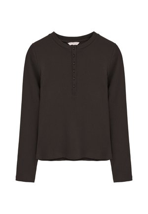 Camiseta henley de manga larga de color marrón oscuro con textura acanalada, seis botones delanteros y cuello redondo sobre fondo blanco.
