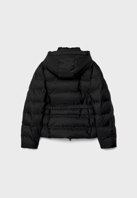 Czarna kurtka puchowa z kapturem, pikowanym wzorem, elastycznym pasem i gładką teksturą. Wyeksponowana od tyłu.