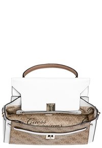 Leren handtas in het wit met een gestructureerd ontwerp. Beschikt over een bruine hengsel, gouden hardware en een gestreepte binnenvoering.