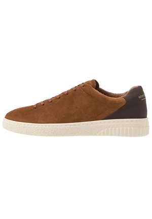 Brauner Veloursleder-Sneaker mit braunen Schnürsenkeln, weißer strukturierter Sohle und dunkelbraunem Fersenbereich mit goldenem Branding.