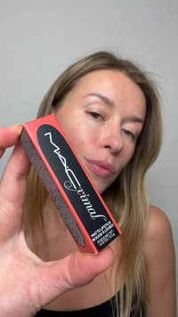 Mattierender Lippenstift in einer rechteckigen roten Hülse mit strukturierter brauner Basis und schwarzer Beschriftung mit Produktname und Details.