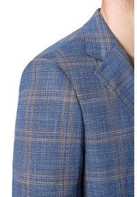 Marynarka w niebieskim fakturowanym materiale z delikatnym wzorem w jasnobrązową kratkę, z wyraźnym kołnierzem i dopasowanym krojem.