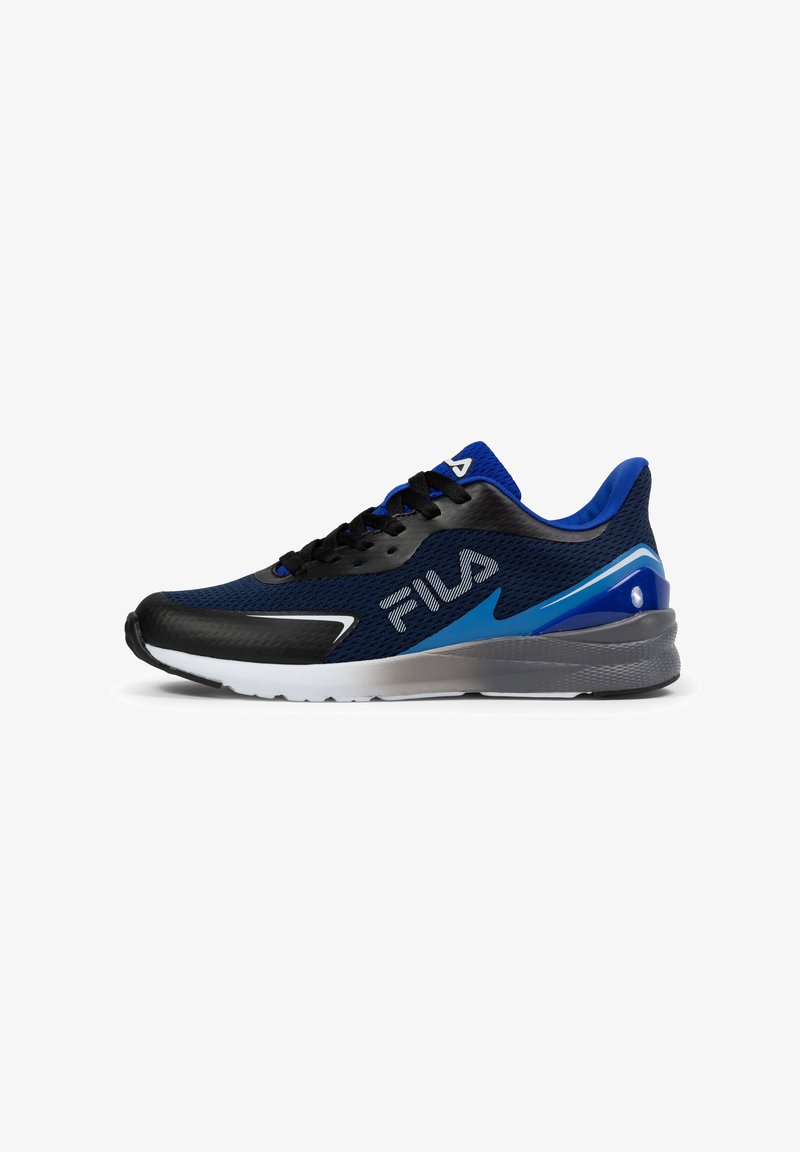 Sneaker Fila con una toma in rete nera e blu, suola bianca e dettagli testurizzati. Presenta un collo imbottito e lacci piatti per un maggiore supporto.