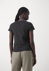 Levi's® Triko s potiskem - caviar