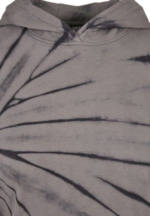 Grijze hoodie met een tie-dye patroon in donkergrijs. Het heeft een trekkoordkap en een gestructureerde, zachte stof.