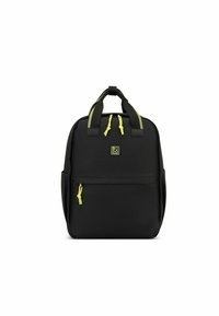 Zaino nero realizzato in tessuto resistente con un design quadrato. Presenta cordini gialli, due manici superiori e una tasca frontale con zip.