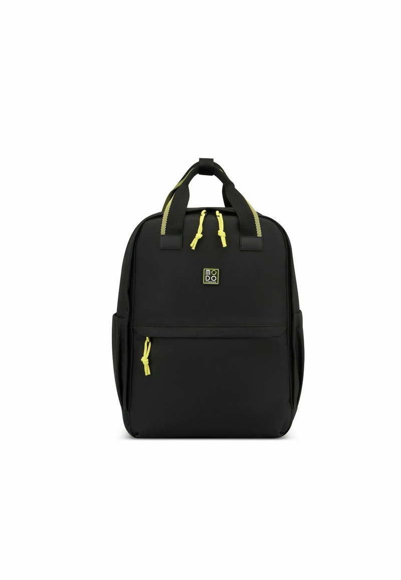 Zaino nero realizzato in tessuto resistente con un design quadrato. Presenta cordini gialli, due manici superiori e una tasca frontale con zip.