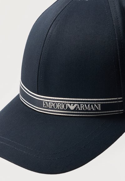 Καπέλο μπέιζμπολ σε ναυτικό μπλε με λευκή ταινία περιγράμματος και το λογότυπο Emporio Armani στο κέντρο του μπροστινού πάνελ.