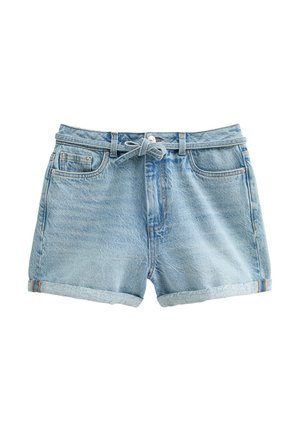 Pantalones cortos de mezclilla azul claro con un ajuste relajado, dobladillos enrollados, bolsillos frontales y un detalle de cintura con lazo. Textura suave y diseño casual.