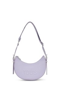 Borsa a tracolla in pelle color lavanda a forma di mezzaluna con logo "TOUS" in rilievo, dotata di una singola tracolla regolabile e dettagli in metallo argentato.