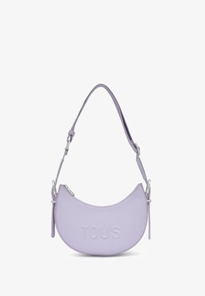 Lawendowa skórzana torebka w kształcie księżyca z wytłoczonym logo "TOUS", wyposażona w pojedynczy regulowany pasek i srebrne metalowe elementy.