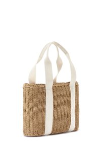 Tkanina iz slame z ročaji iz kremastega materiala. Pravokotna oblika, teksturirani naravni vlakni in kontrastni poudarki na ročajih.