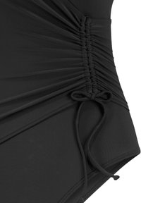 Maillot de bain noir avec texture froncée sur le côté, doté d'un détail de lien ajustable et d'un tissu lisse et opaque.